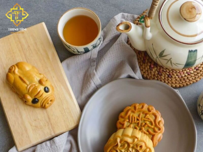 Bánh trung thu Thanh Tâm kết hợp cùng trà ô long mang đến sự tương phản thú vị